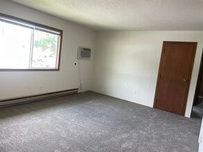 425 8th Ave NE, Unit 8 in Watertown, SD - Building Photo - Building Photo