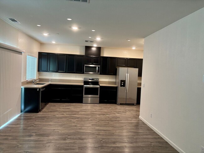 3815 Roseparke Way in Sacramento, CA - Building Photo - Building Photo