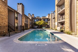 The Vail in Dallas, TX - Building Photo