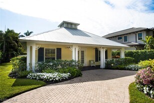 476 1st Ave N in Naples, FL - Building Photo