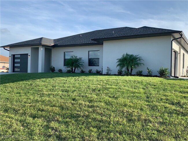 5051 Centennial Blvd in Lehigh Acres, FL - Foto de edificio - Building Photo