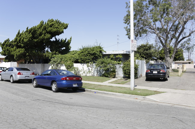 8431 Tamaru Dr in Huntington Beach, CA - Foto de edificio - Building Photo