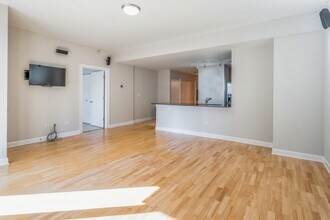451 W Huron St, Unit 1309 in Chicago, IL - Building Photo - Building Photo