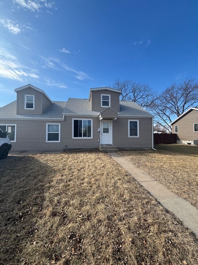 property at 918 S 1st St