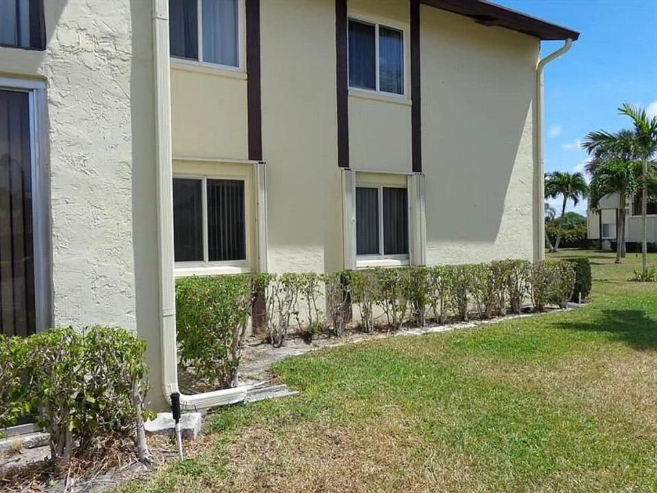 3560 Pine Needle Dr in Greenacres, FL - Building Photo