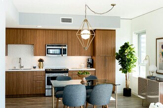 The Current in Long Beach, CA - Foto de edificio - Building Photo