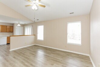 8144 Amarillo Dr in Indianapolis, IN - Foto de edificio - Building Photo