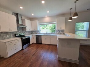 2105 Tiger Trail in Round Rock, TX - Foto de edificio - Building Photo