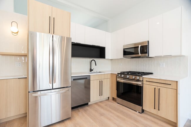 2042 W Irving Park Rd in Chicago, IL - Building Photo - Building Photo