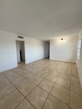 Alhambra Apartments in Miami, FL - Foto de edificio - Building Photo
