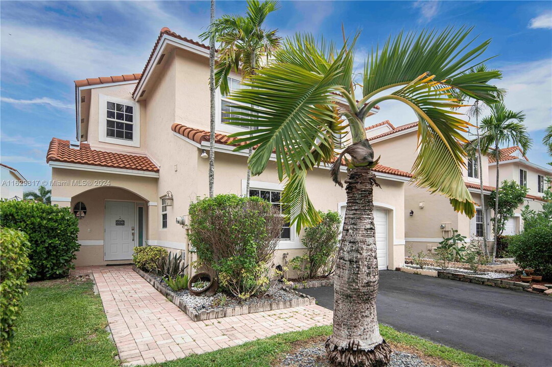 934 SW 179th Ave in Pembroke Pines, FL - Foto de edificio