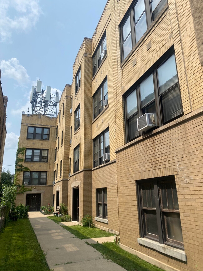 3106 N Haussen Ct, Unit 2E