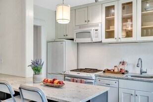 21 Westbourne Ter, Unit 6 in Brookline, MA - Building Photo