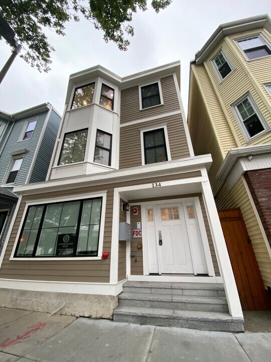 134 Chelsea St, Unit 2 in Boston, MA - Foto de edificio
