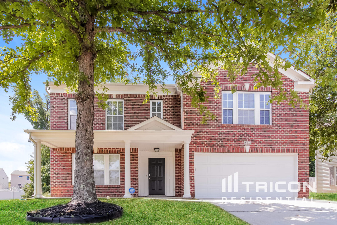 6210 Robur Ct in Charlotte, NC - Foto de edificio