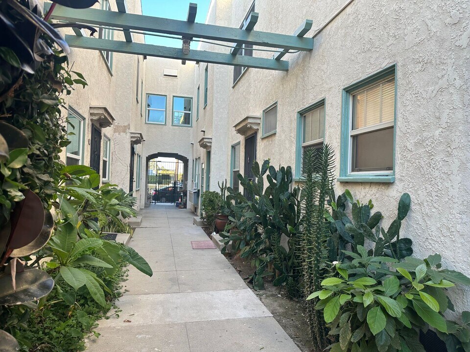 17381 E 4th St in Long Beach, CA - Building Photo