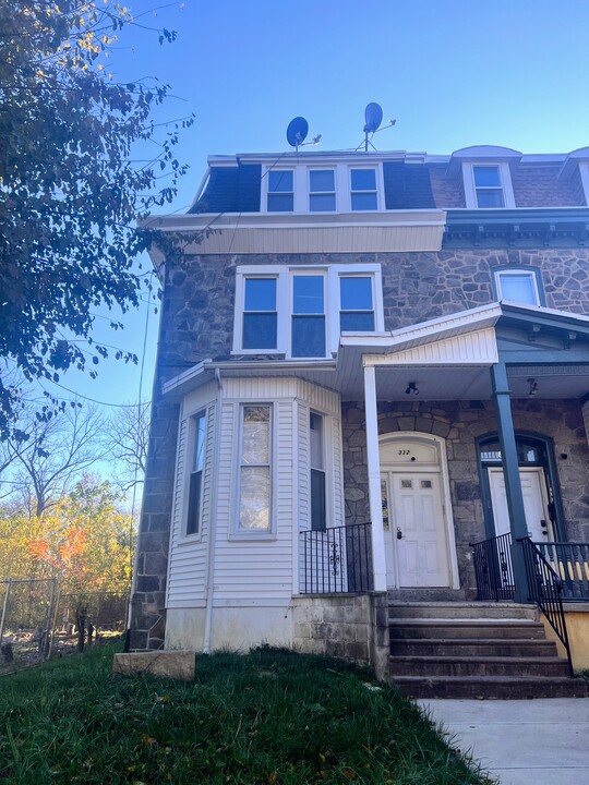 332 W Manheim St in Philadelphia, PA - Foto de edificio
