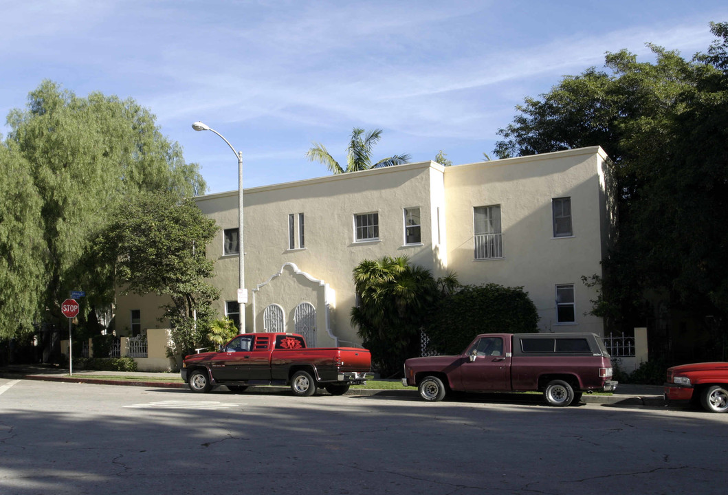 398 Loma Dr in Los Angeles, CA - Foto de edificio