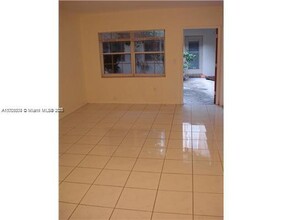 2072 NE 169th St in North Miami Beach, FL - Building Photo - Building Photo