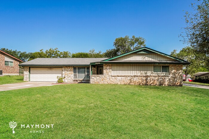 106 Furlong in Universal City, TX - Building Photo