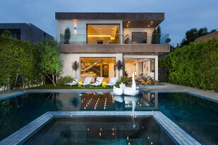 726 N Martel Ave in Los Angeles, CA - Building Photo