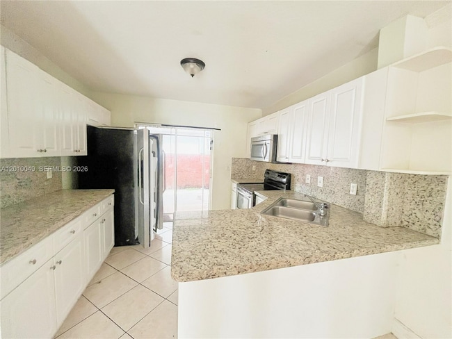 11051 W Okeechobee Rd, Unit 10-1 in Hialeah, FL - Foto de edificio - Building Photo