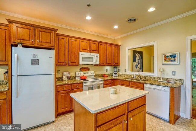 property at 28463 Pinehurst Cir