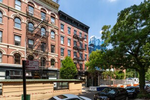321 W 11th St in New York, NY - Building Photo