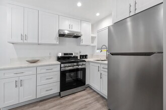 18017 Collins St in Los Angeles, CA - Building Photo - Building Photo