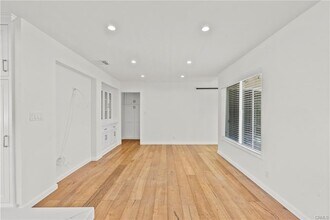 1056 E Orange Grove Ave in Burbank, CA - Building Photo - Building Photo