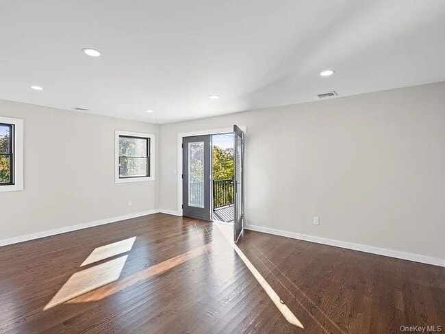 42 Lamport Ave in Port Jefferson Station, NY - Building Photo - Building Photo