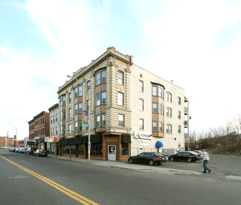 471-473 W Main St in Waterbury, CT - Building Photo