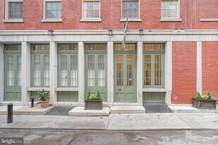 6 Strawberry St, Unit 2 in Philadelphia, PA - Building Photo