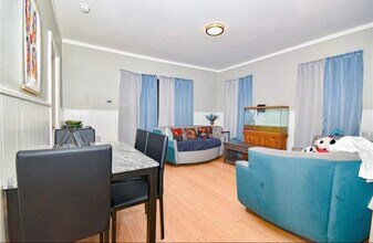 390 Weeden St, Unit 2 in Pawtucket, RI - Foto de edificio - Building Photo