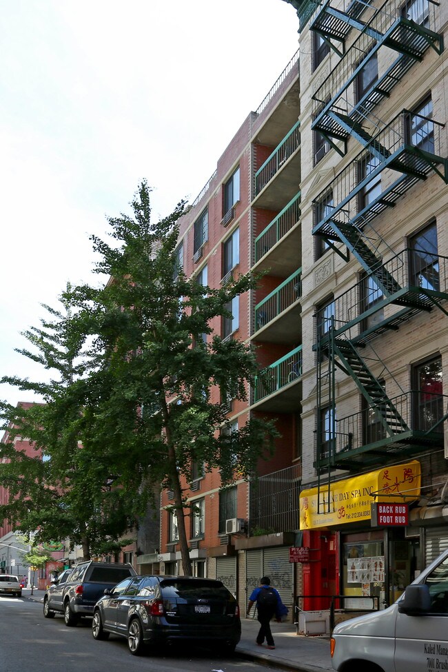 122 Elizabeth St in New York, NY - Foto de edificio - Building Photo