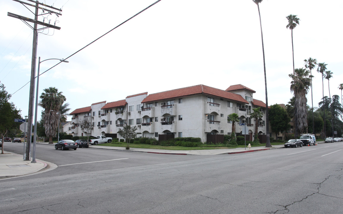 16808 Sherman Way in Van Nuys, CA - Foto de edificio