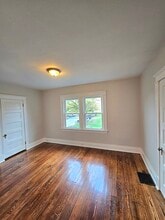 2032 Elm Ave, Unit 2 in Cincinnati, OH - Foto de edificio - Building Photo