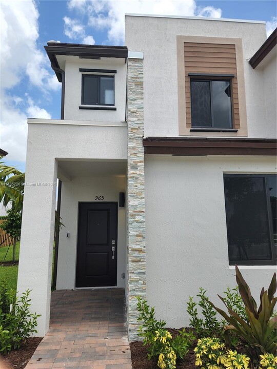 965 NE 211th St in North Miami Beach, FL - Foto de edificio