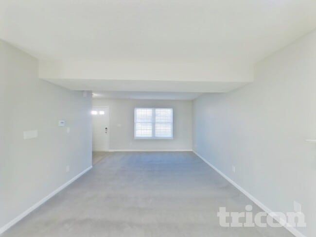 9825 Rhodes Ln in Avon, IN - Foto de edificio - Building Photo