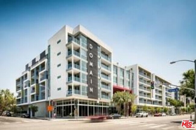 7141 Santa Monica Blvd in West Hollywood, CA - Building Photo - Building Photo