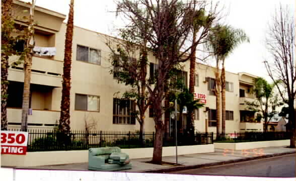 Gilmore Villas in Van Nuys, CA - Foto de edificio - Building Photo