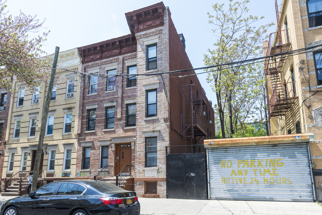 1725 Putnam Ave in Ridgewood, NY - Building Photo