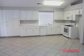 6212 Quaking Aspen St in Bakersfield, CA - Building Photo - Building Photo