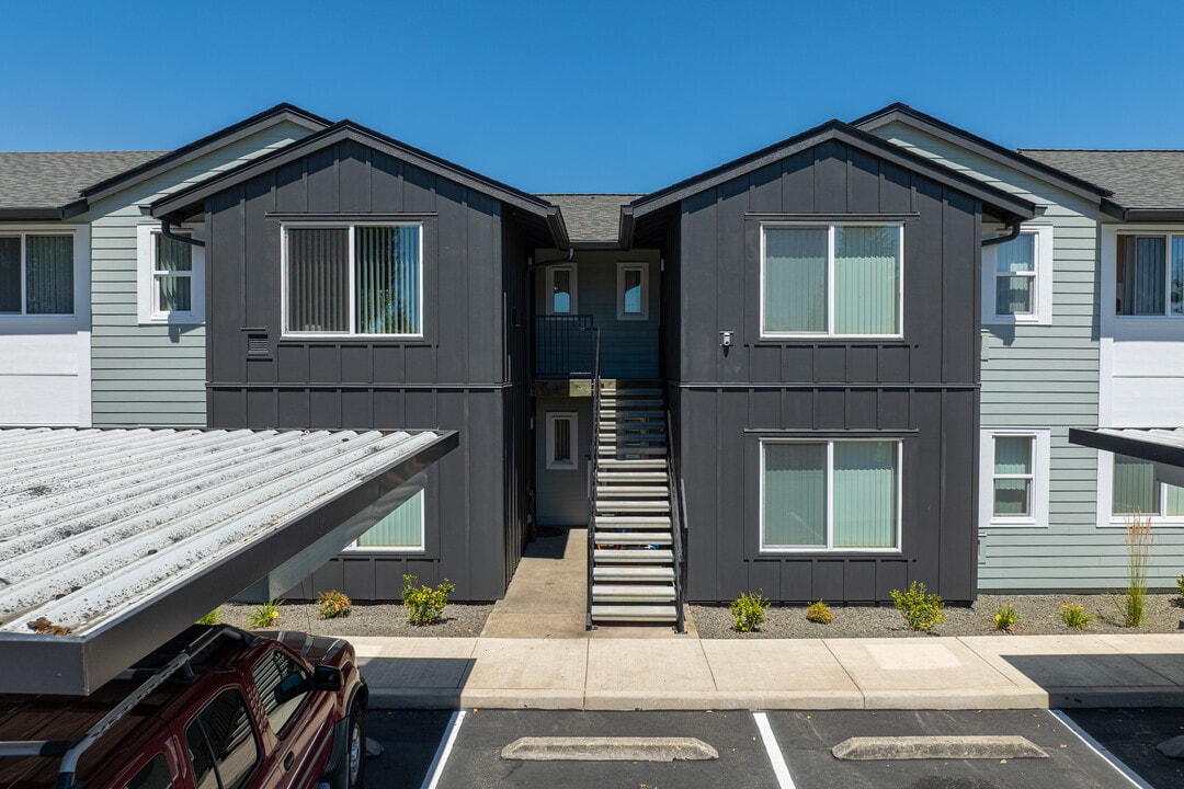 Cornelius Village Apartments in Cornelius, OR - Foto de edificio