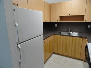 1825 W 56th St, Unit 304 in Hialeah, FL - Foto de edificio - Building Photo