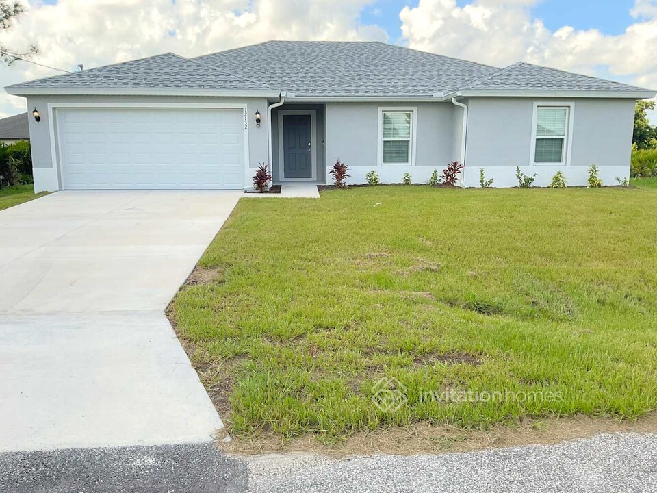 12132 Appleberg Cir in Port Charlotte, FL - Building Photo