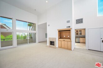 4250 Vía Dolce in Los Angeles, CA - Foto de edificio - Building Photo