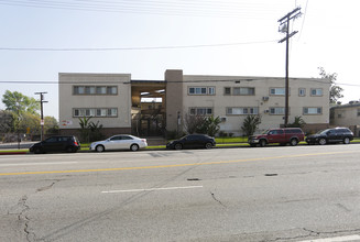 Woodman Manor Apartments in Van Nuys, CA - Building Photo - Building Photo