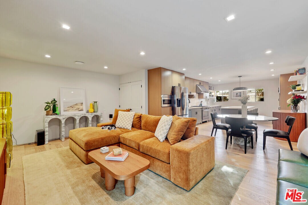 838 N Mansfield Ave in Los Angeles, CA - Building Photo