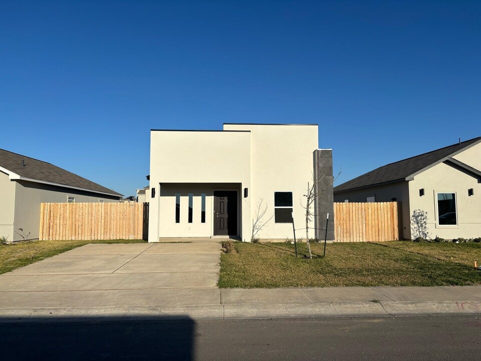 5815 Colegio Ln in Laredo, TX - Building Photo